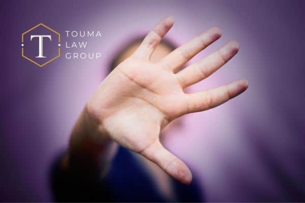 una persona levantando la mano para detener la violencia doméstica