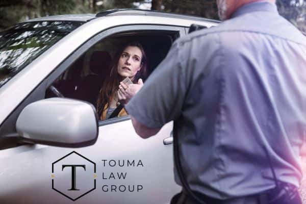 Una mujer recibe una multa por conducir sin seguro en Carolina del Sur.