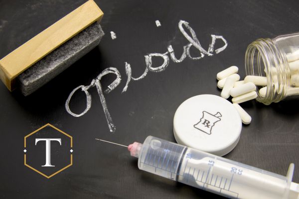 opioides y heroína en una mesa