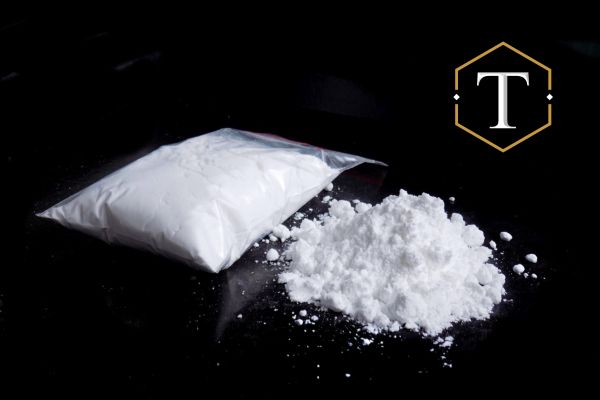 una bolsa de cocaína sobre una mesa
